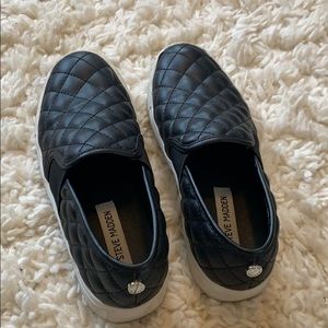 Black quilted sneaker